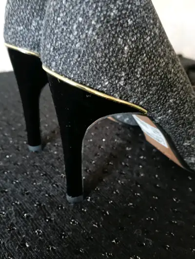 Zapatos de tacón Clarks negros con detalle brillante - miniatura 4