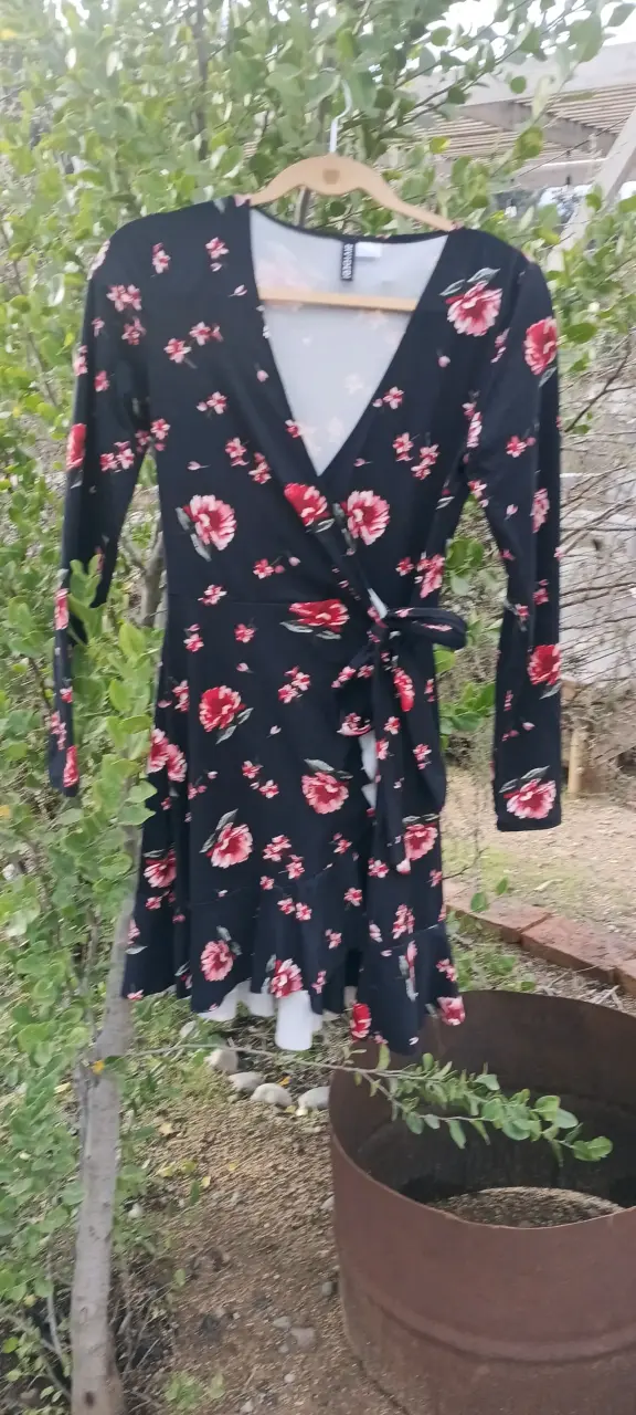 Vestido floral negro con mangas largas - 1