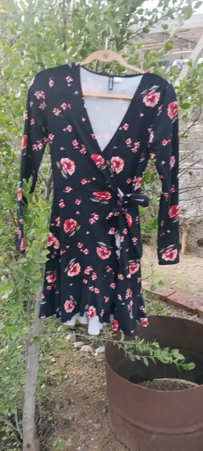 Vestido floral negro con mangas largas - miniatura 1