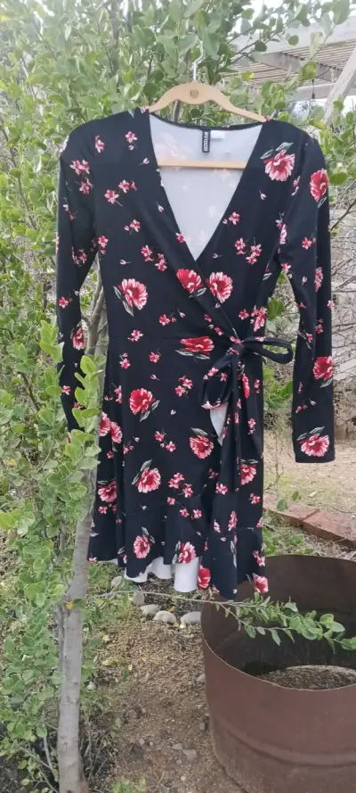 Vestido floral negro con mangas largas - miniatura 2