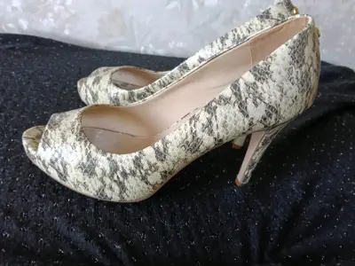 Zapatos de Tacón Abierto Estilo Serpiente - miniatura 2