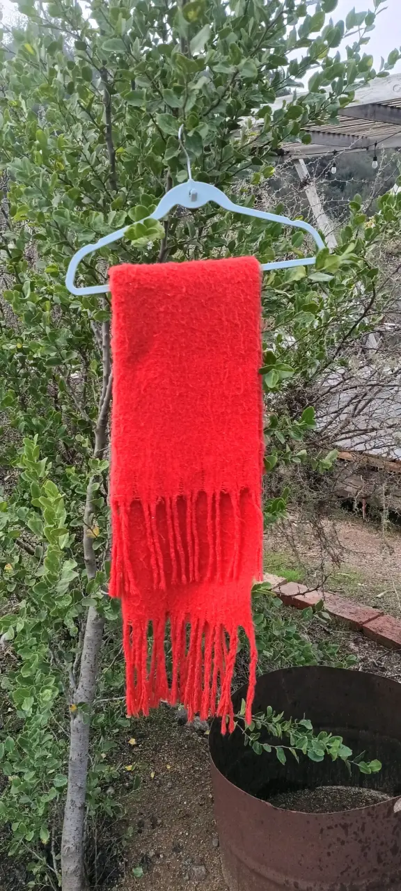 Bufanda roja de lana con flecos