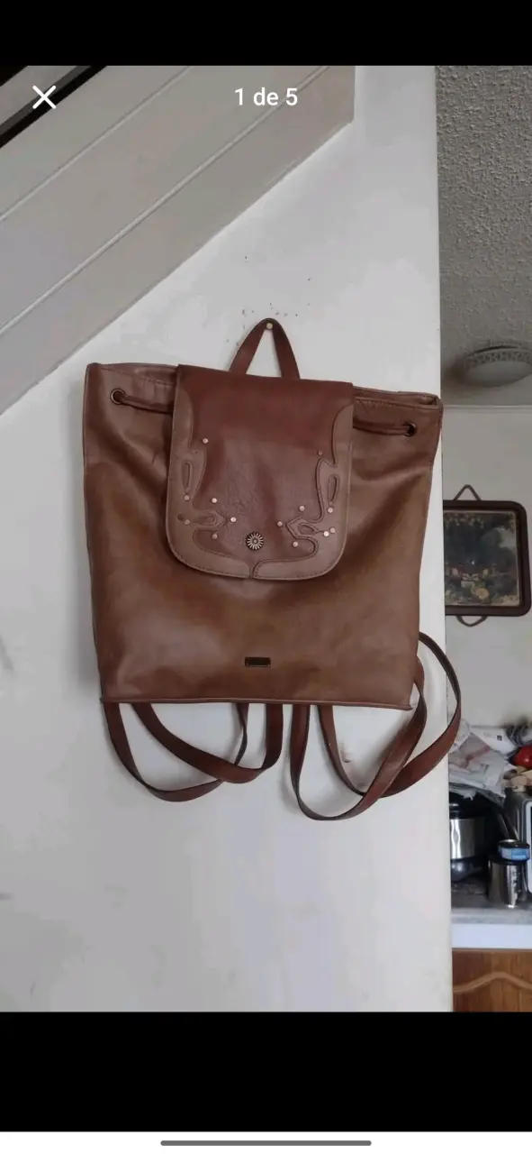 Mochila de cuero marrón con diseño decorativo - 1