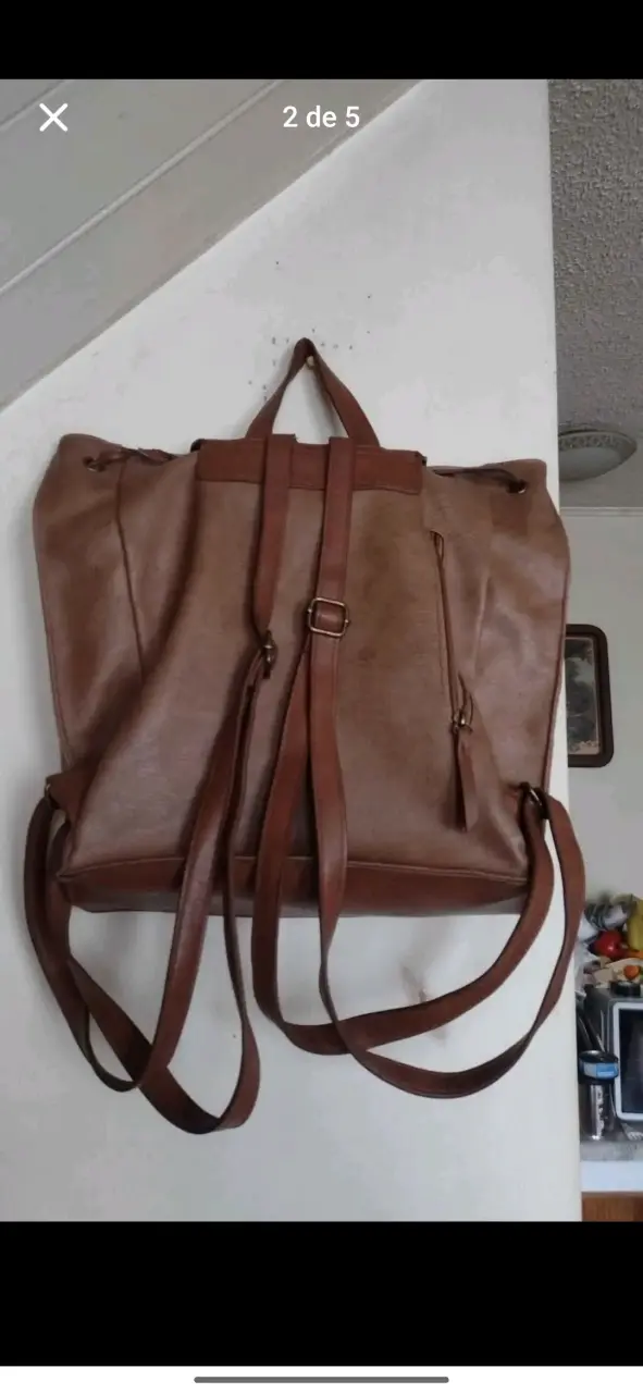 Mochila de cuero marrón con diseño decorativo - 2