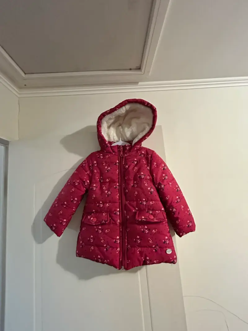 Abrigo infantil acolchado rojo con capucha - 1