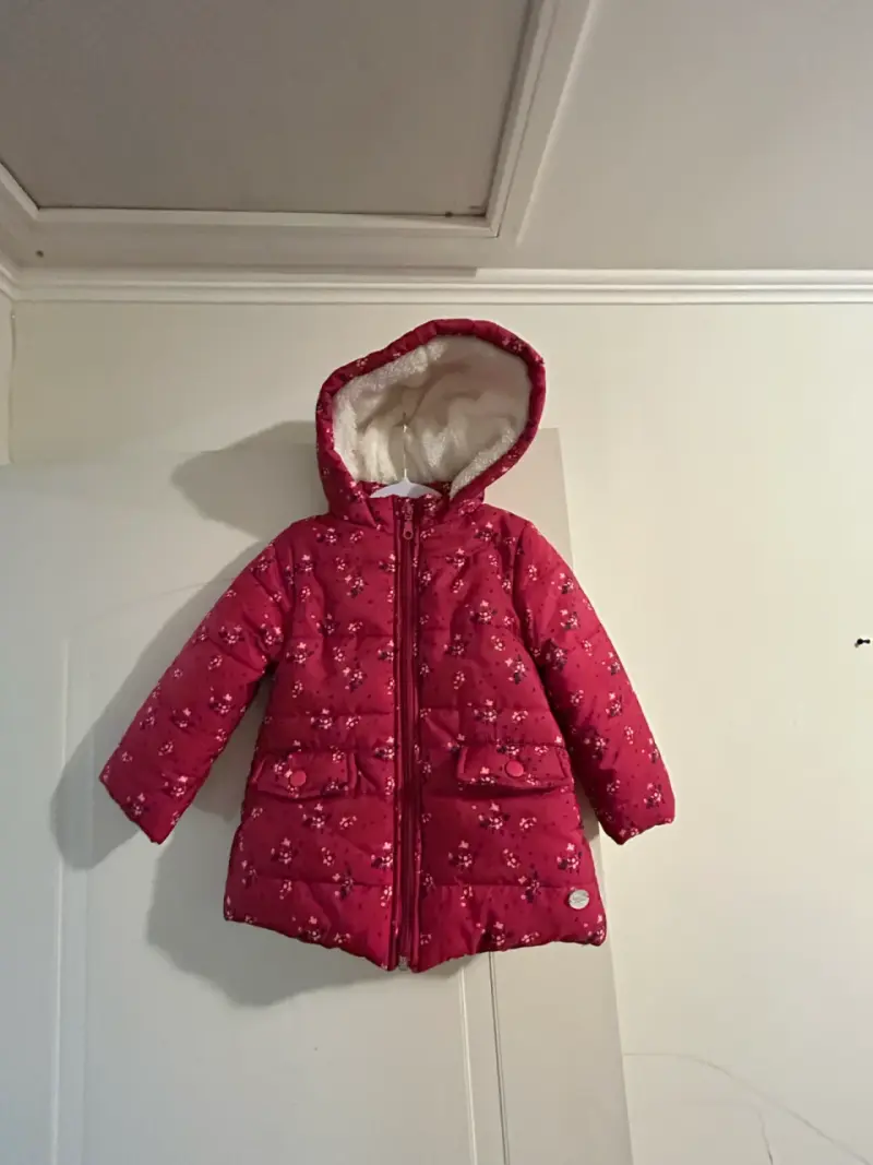 Abrigo infantil acolchado rojo con capucha - 2