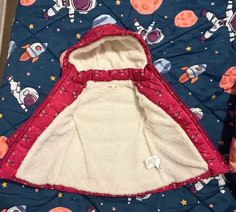 Abrigo infantil acolchado rojo con capucha - 3