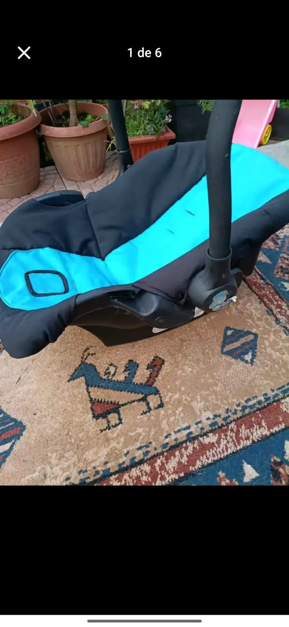 Silla de auto para bebé azul y negra - 1