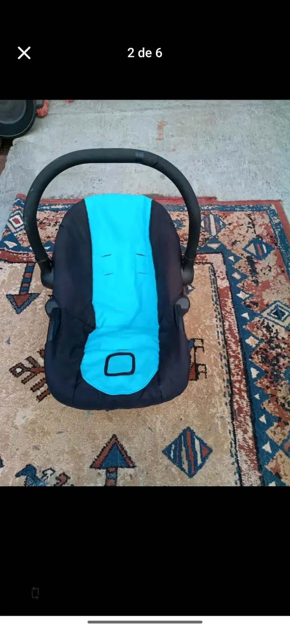 Silla de auto para bebé azul y negra - 2