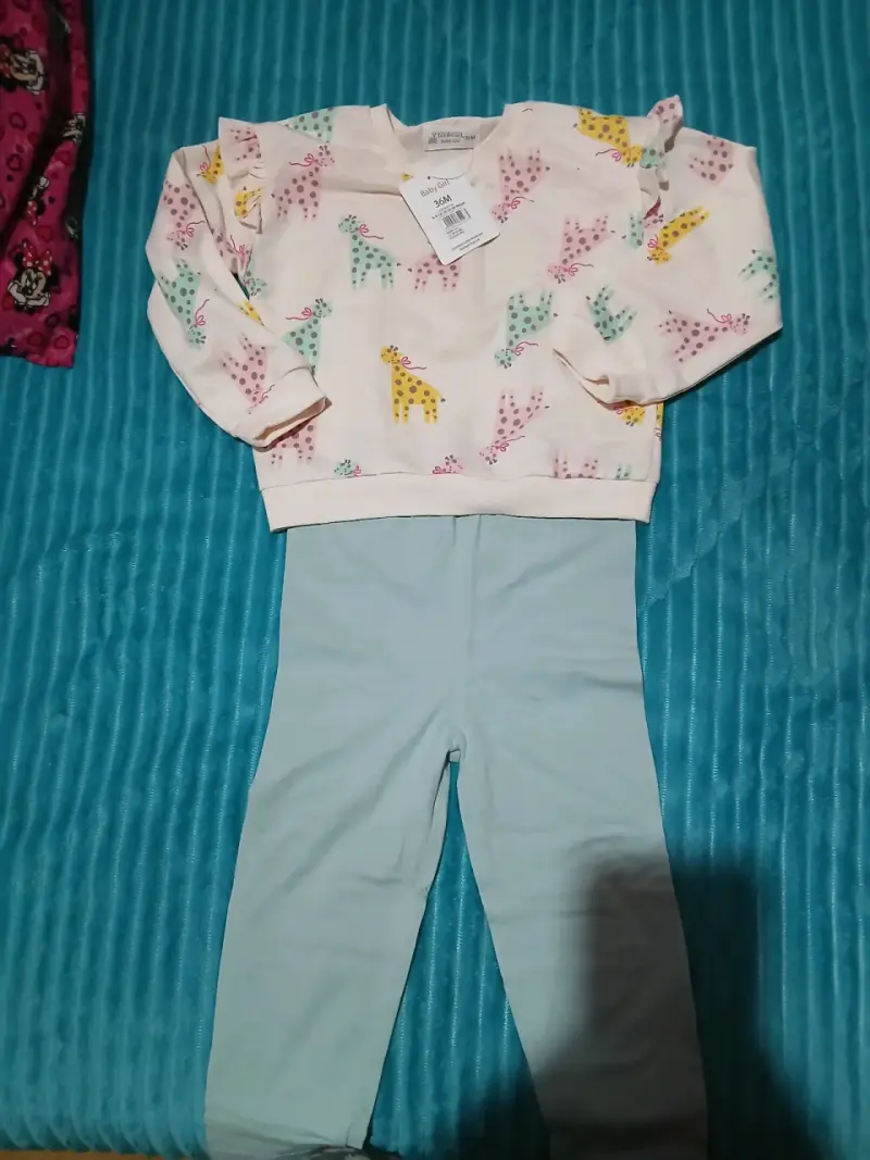 Conjunto de ropa infantil con estampado de jirafas