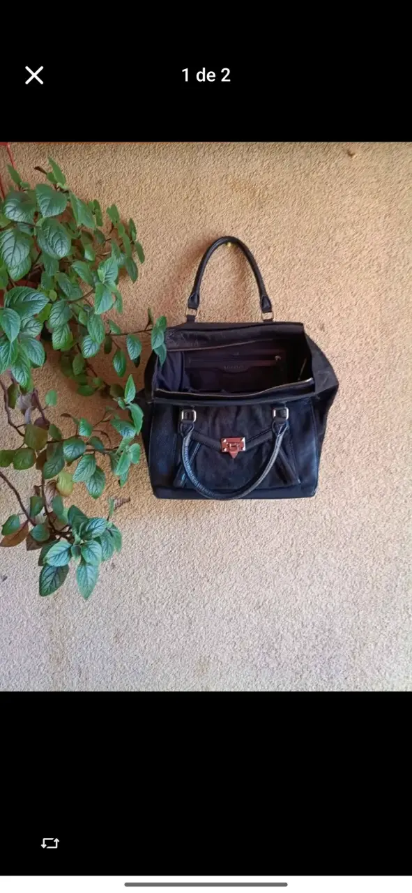 Bolso negro de cuero con cierre metálico - 1