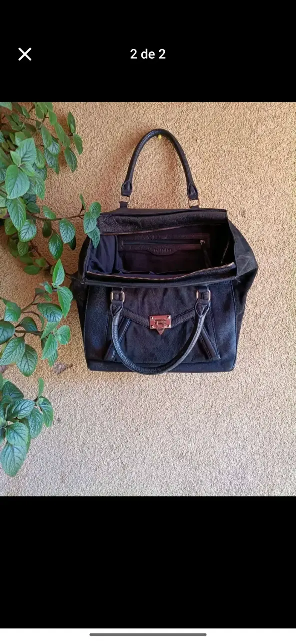Bolso negro de cuero con cierre metálico - 2