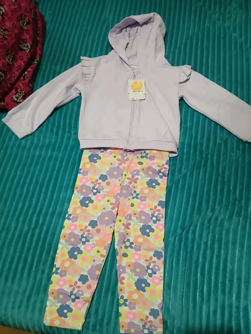 Conjunto infantil con polerón lila y leggings florales