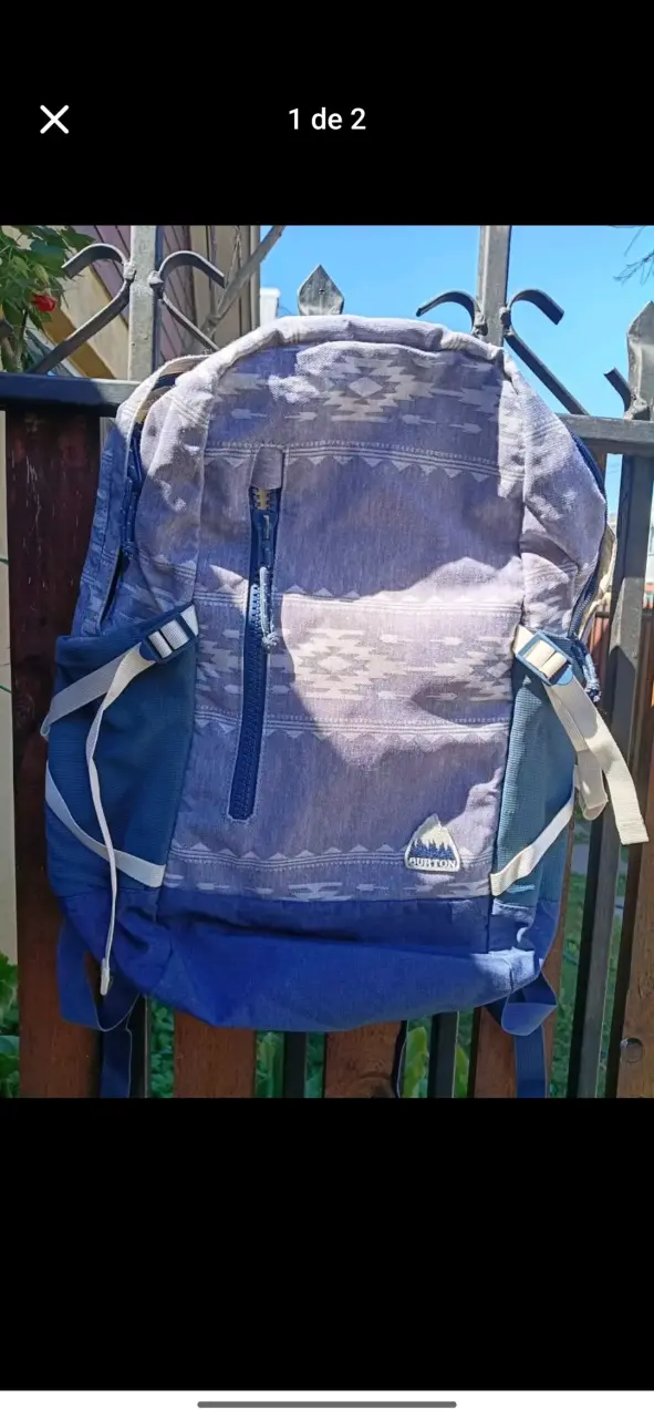 Mochila Burton azul con diseño geométrico