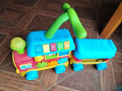 Tren de juguete para niños con actividades - miniatura 1