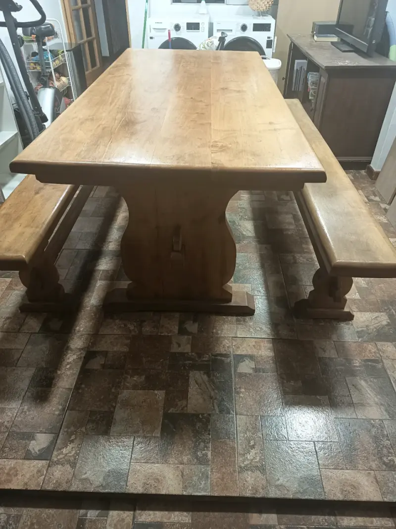 Mesa de comedor rústica de madera con bancas - 1