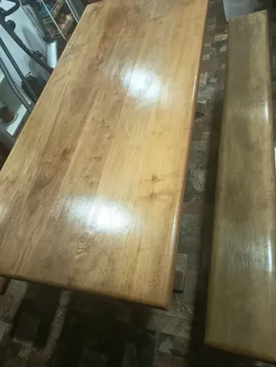 Mesa de comedor rústica de madera con bancas - miniatura 2