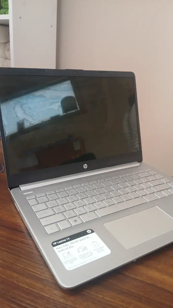 Laptop HP 14 con Intel Core i5 y pantalla HD - 1