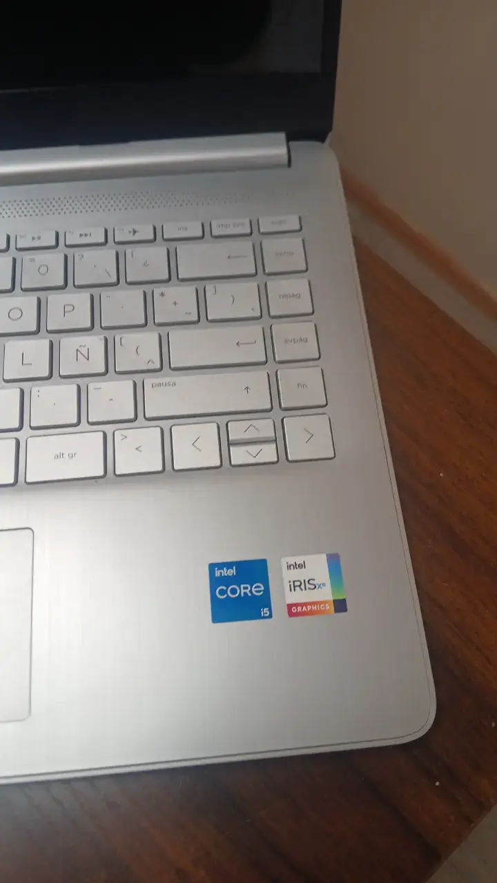 Laptop HP 14 con Intel Core i5 y pantalla HD - 3