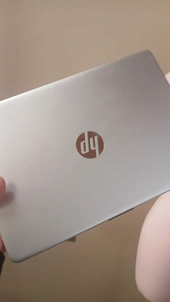 Laptop HP 14 con Intel Core i5 y pantalla HD - 4