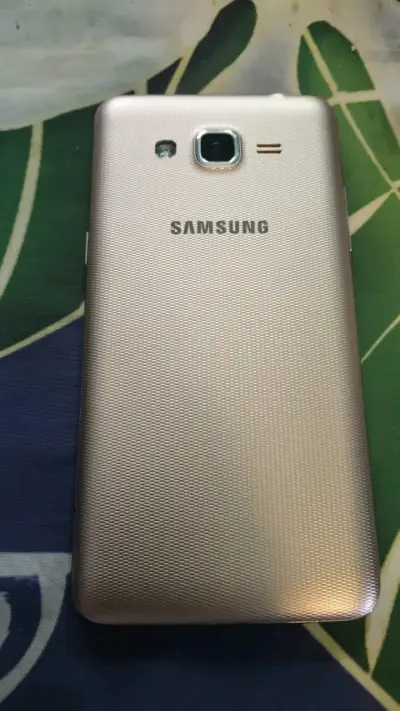 Smartphone Samsung Galaxy J5 en buen estado - miniatura 5