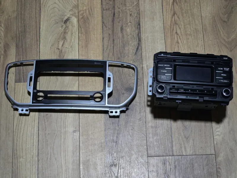 Radio de auto con marco frontal Kia - 1
