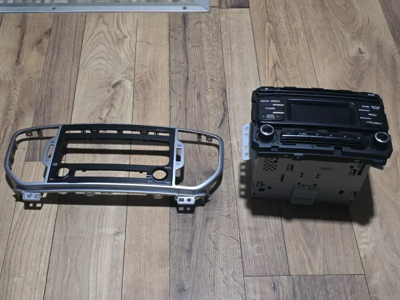 Radio de auto con marco frontal Kia - 2