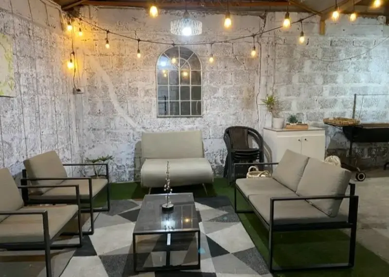 Juego de muebles de terraza con cojines beige