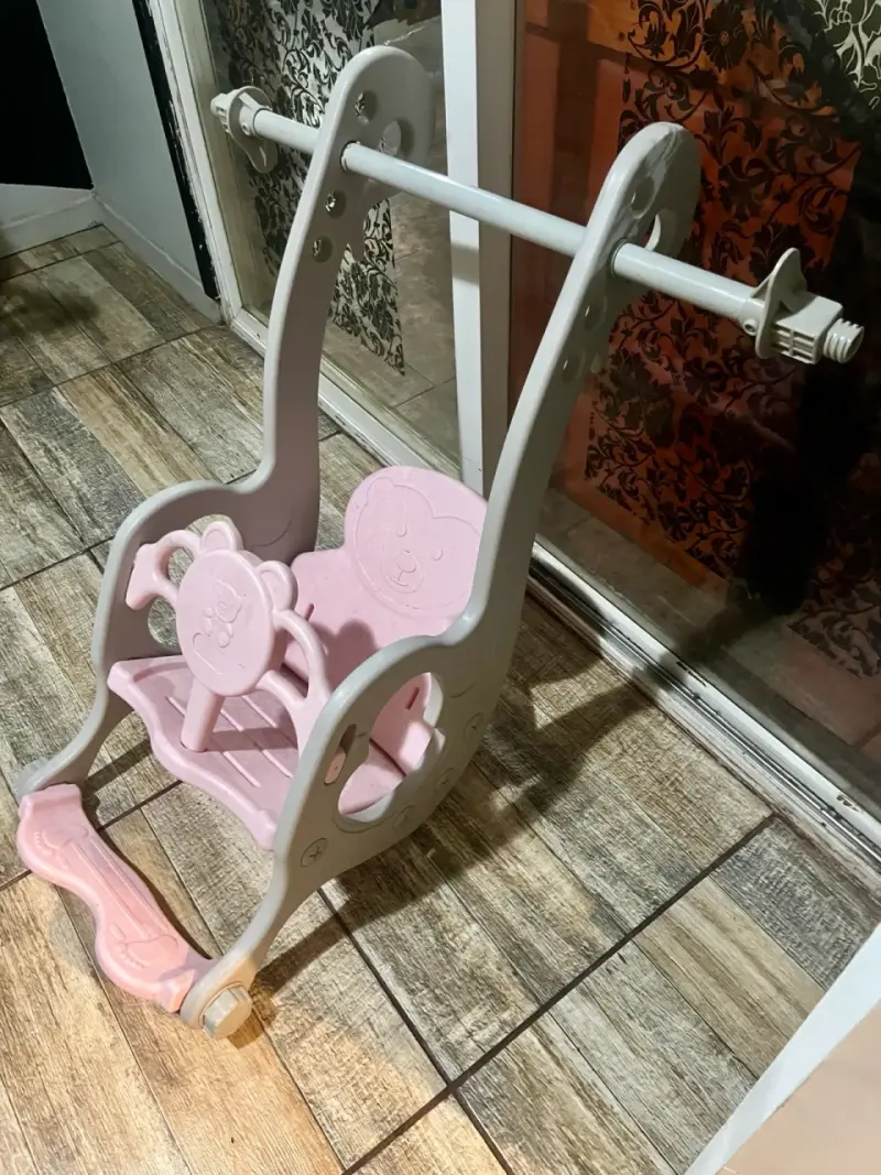 Columpio infantil de plástico rosa y gris - 1