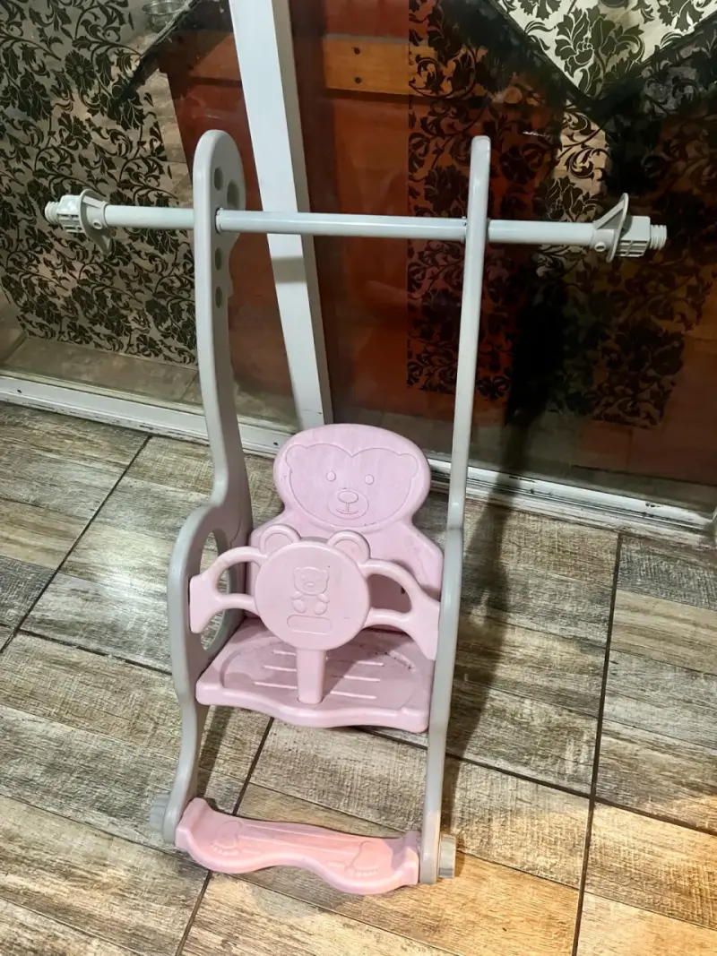 Columpio infantil de plástico rosa y gris - 2