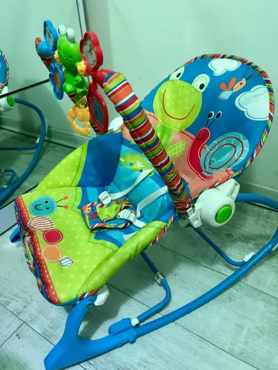 Silla mecedora para bebé con juguetes colgantes - miniatura 1