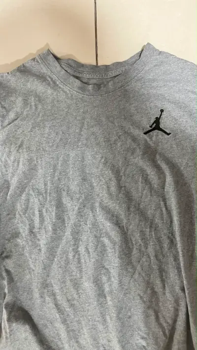 Polera gris Jordan para hombre - miniatura 2
