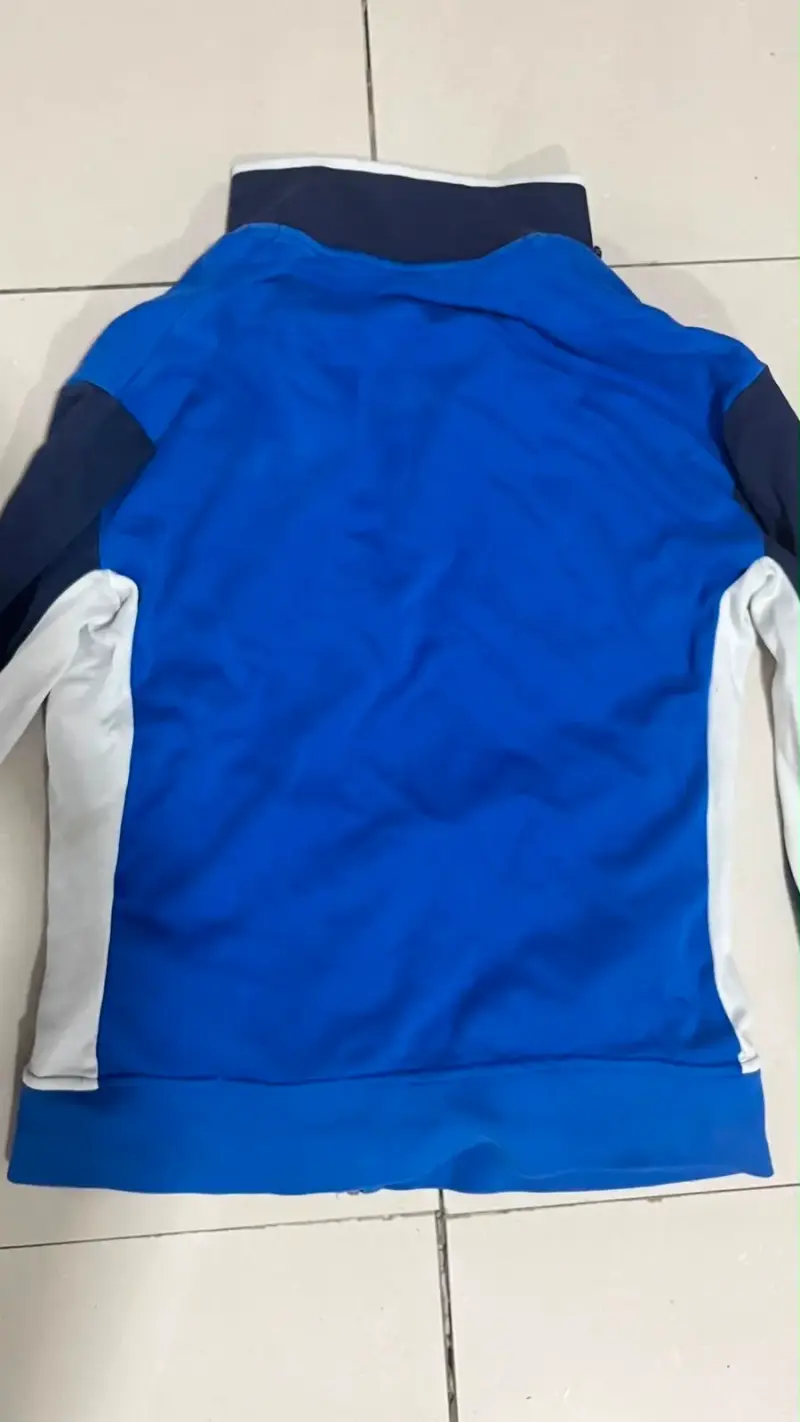 Chaqueta deportiva azul con cierre completo - 1