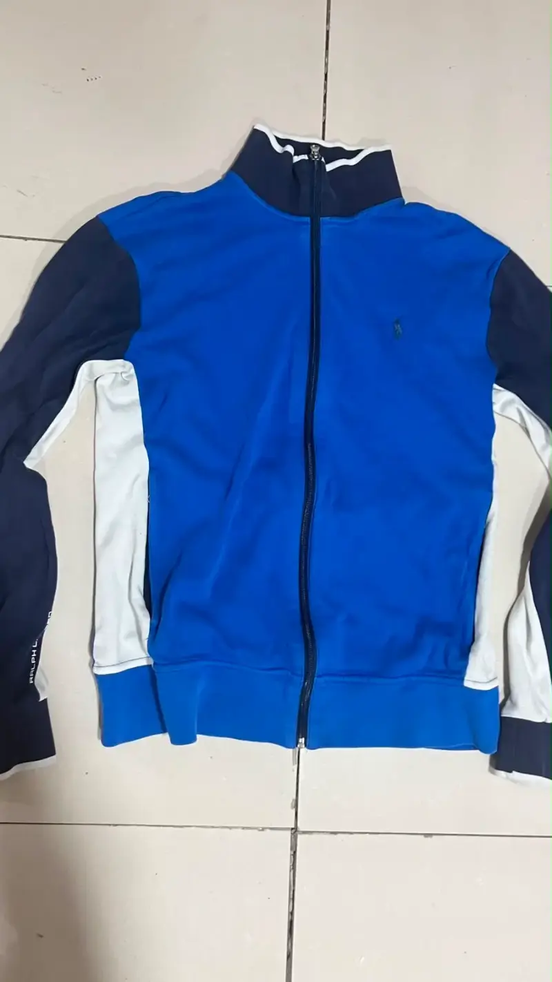 Chaqueta deportiva azul con cierre completo - 2