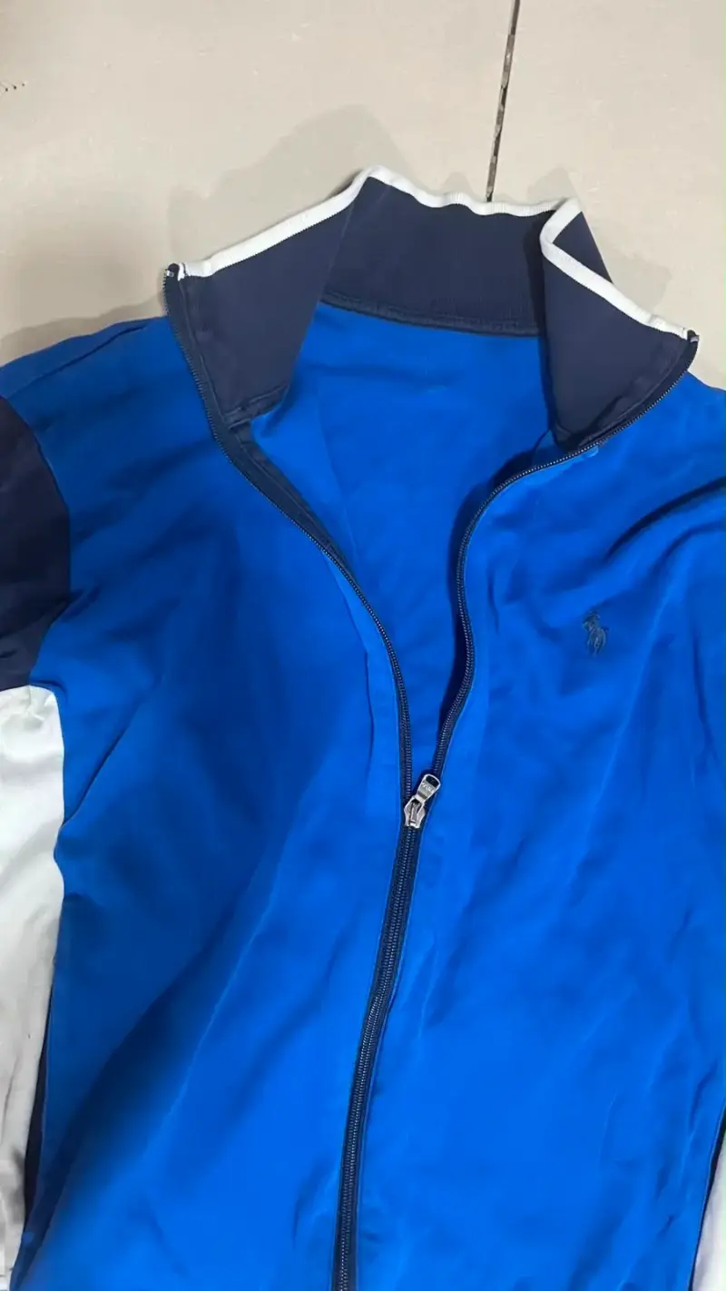 Chaqueta deportiva azul con cierre completo - 3