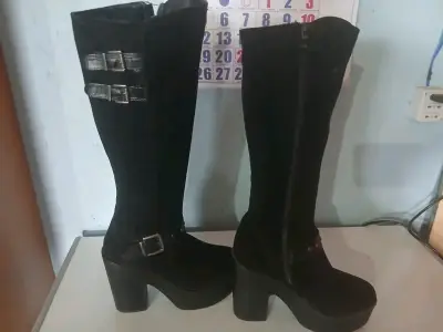 Botas negras de plataforma con tacón alto - miniatura 2