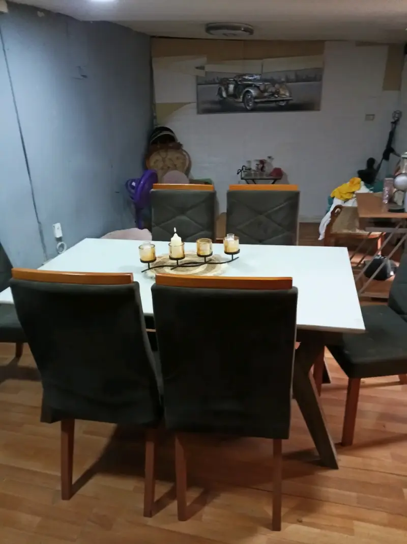 Juego de comedor con mesa blanca y 6 sillas - 1