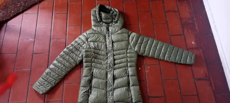 Chaqueta acolchada verde con capucha para mujer - 1