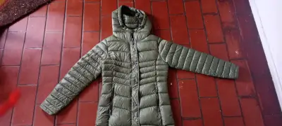 Chaqueta acolchada verde con capucha para mujer - miniatura 1