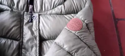 Chaqueta acolchada verde con capucha para mujer - miniatura 2