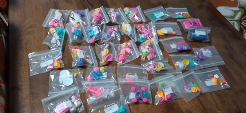 Lote de muñecas y accesorios de juguete - 1