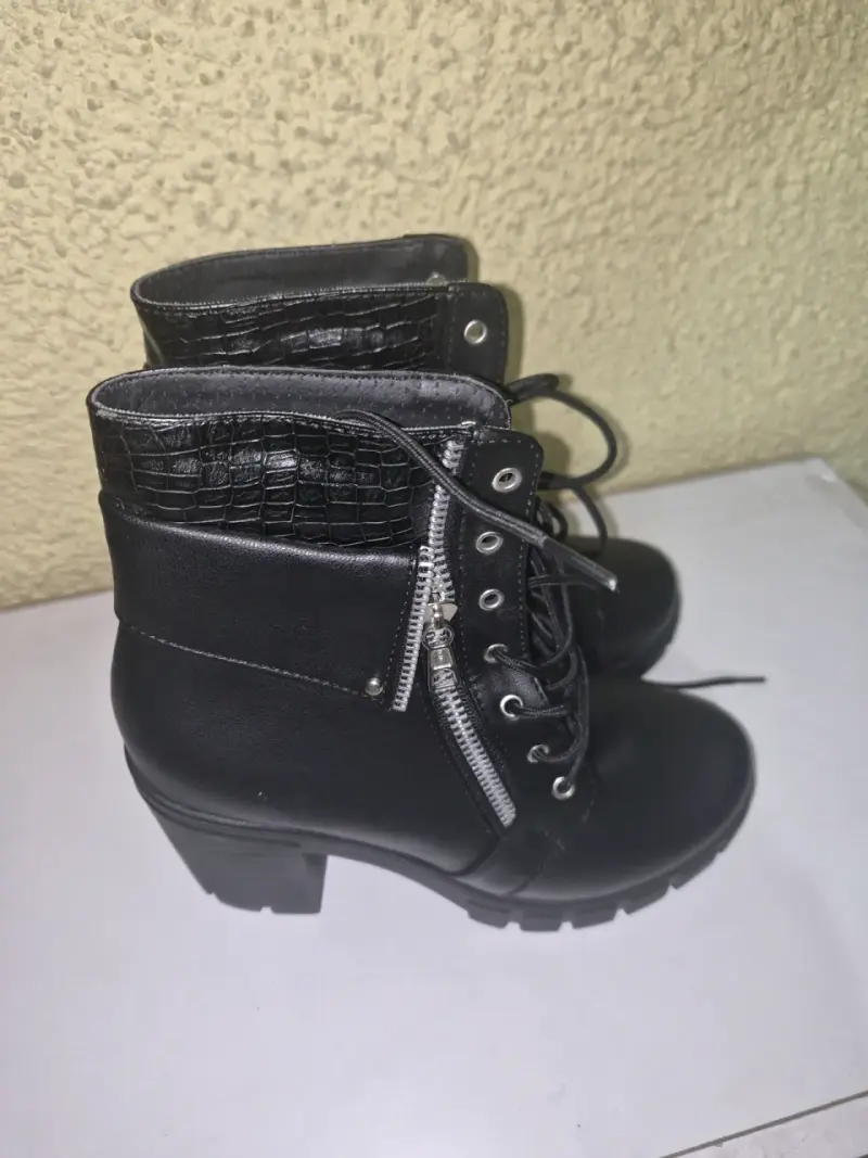 Botines negros con cierre y cordones - 1