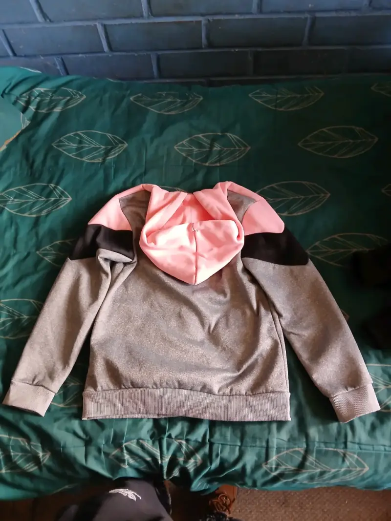 Polerón gris y rosado con capucha - 2