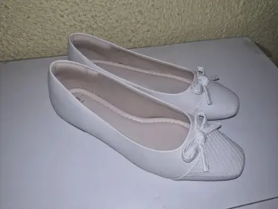 Bailarinas blancas con lazo decorativo - miniatura 1