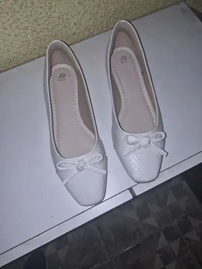 Bailarinas blancas con lazo decorativo - miniatura 2