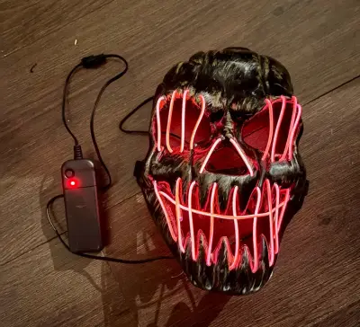 Máscara LED de Halloween con luces rojas - miniatura 1