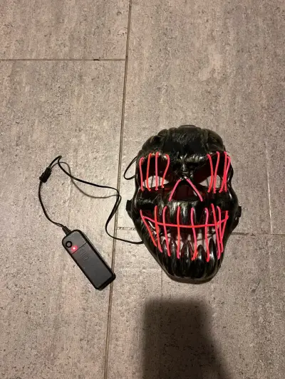 Máscara LED de Halloween con luces rojas - miniatura 2