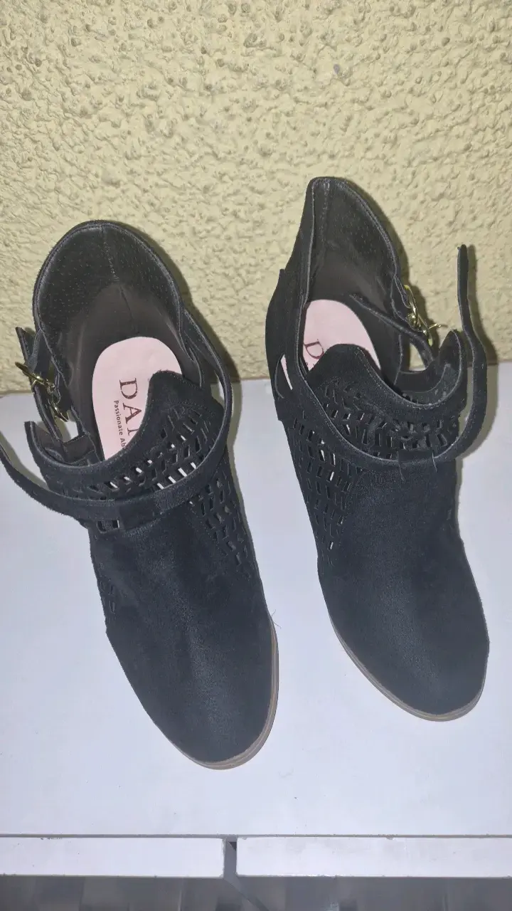 Botines negros de gamuza con diseño calado - 1