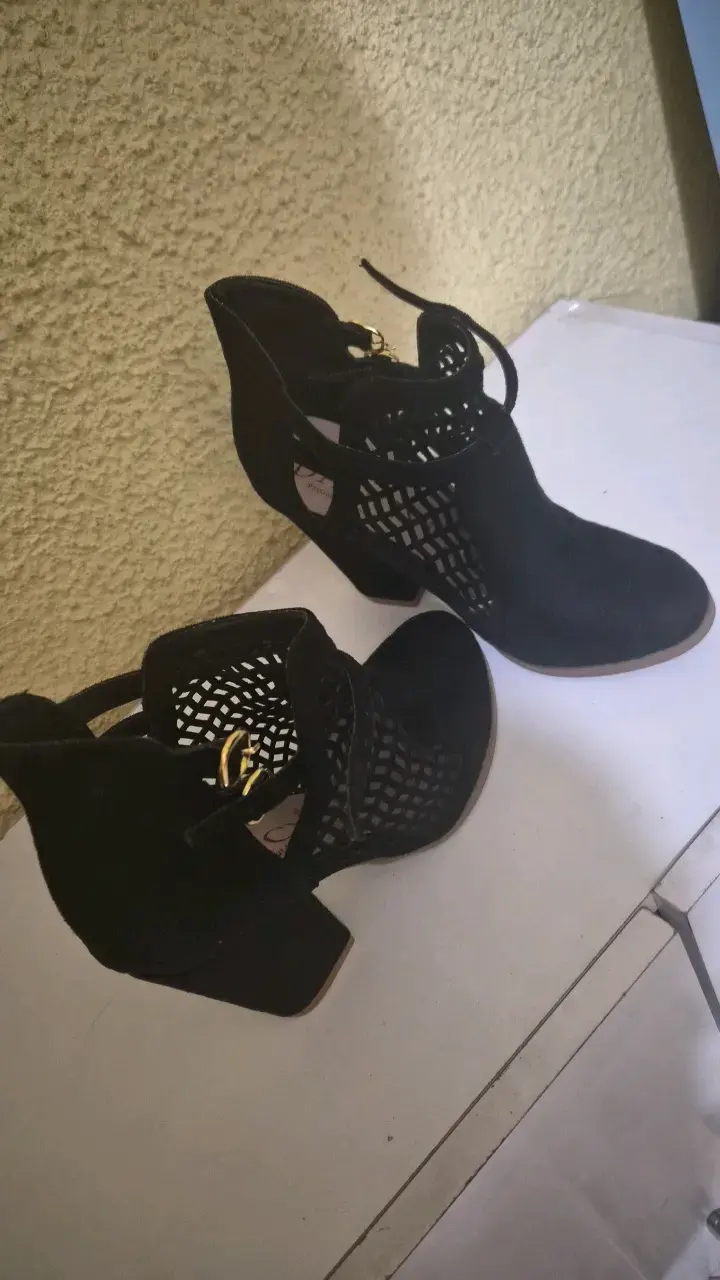 Botines negros de gamuza con diseño calado - 2