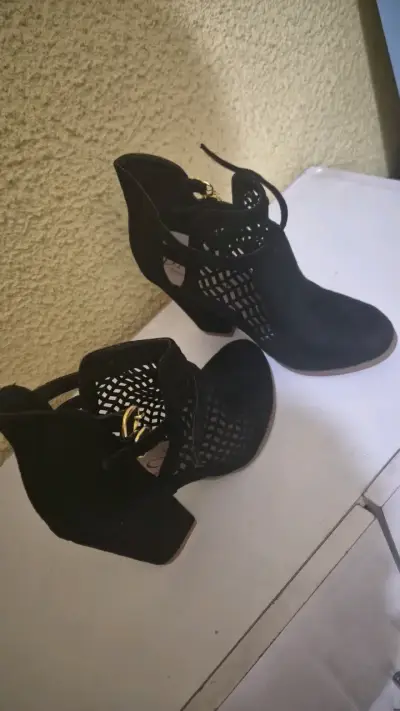 Botines negros de gamuza con diseño calado - miniatura 2